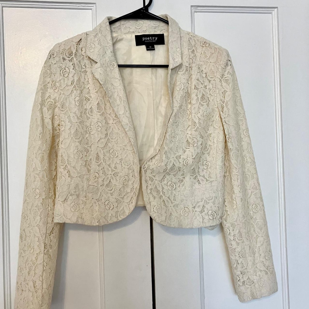 ✨🤍 POETRY CREAM LACE CROPPED JACKET (MEDIUM) 🤍✨